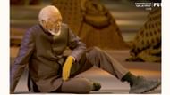 The golden hand is a compression glove Freeman is forced to wear (image via Getty/Lawrence Griffiths)